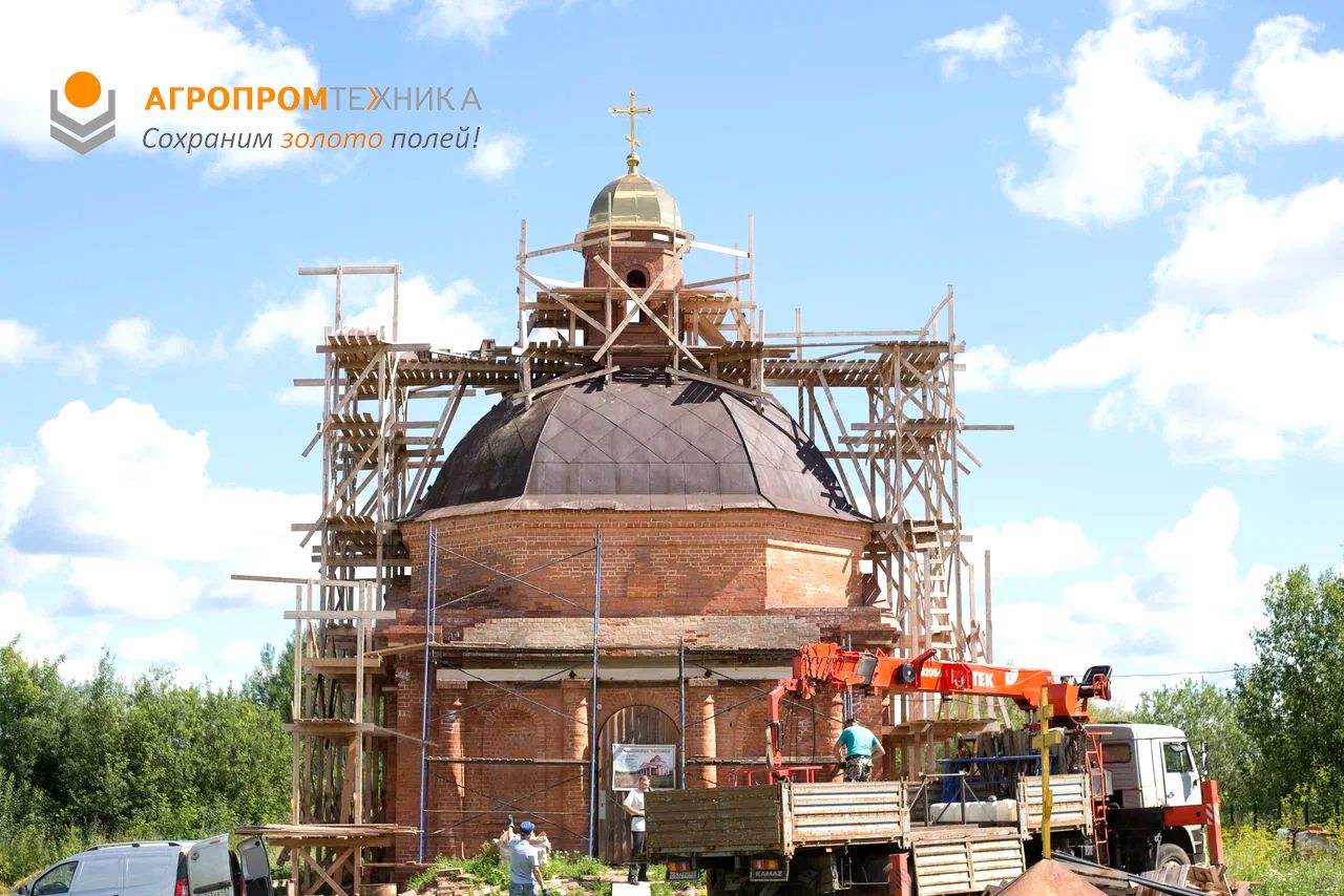 В Истобенске прошла церемония водружения купола и креста на маковку часовни!